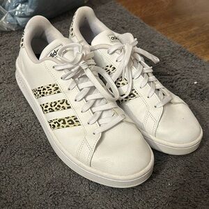 Adidas Grand Court Women’s cheetah print sneaker size 11. Cloudfoam comfort.